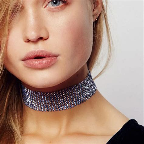 women's choker style